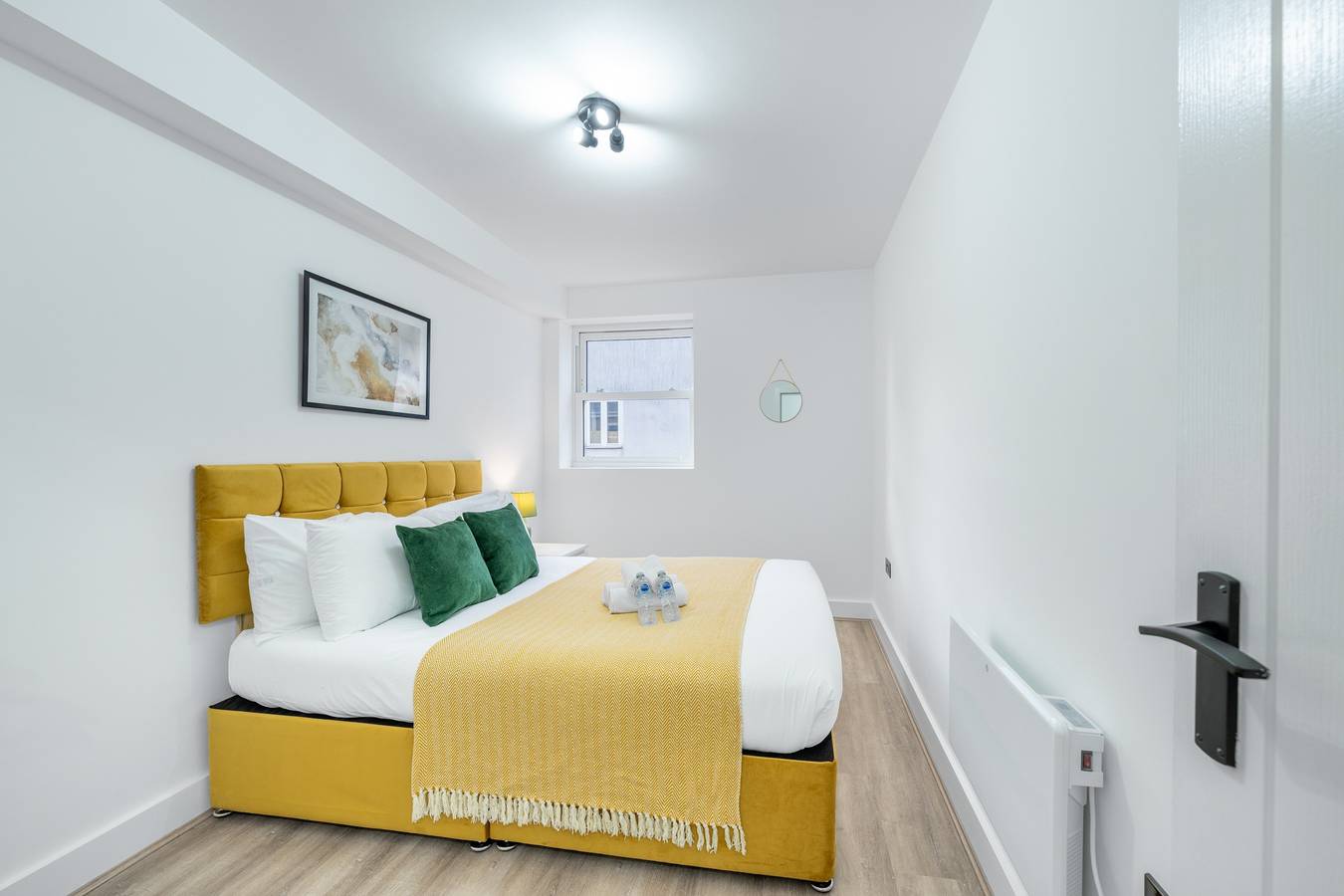 Entire holiday apartment, 3 Bed Flat - Sleeps 8 - Parking - Wifi in Newham, London