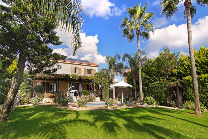 Villa for 8 people, with pool and garden as well as balcony in Cyprus