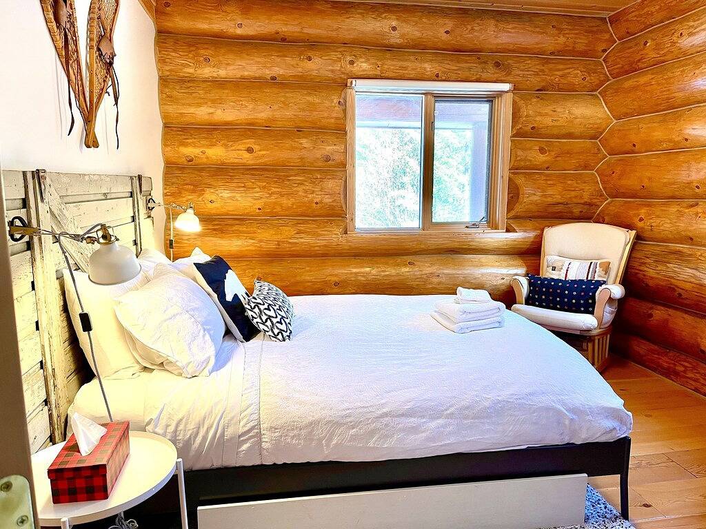 Spectacular mountain views in beautiful log chalet in Kicking Horse