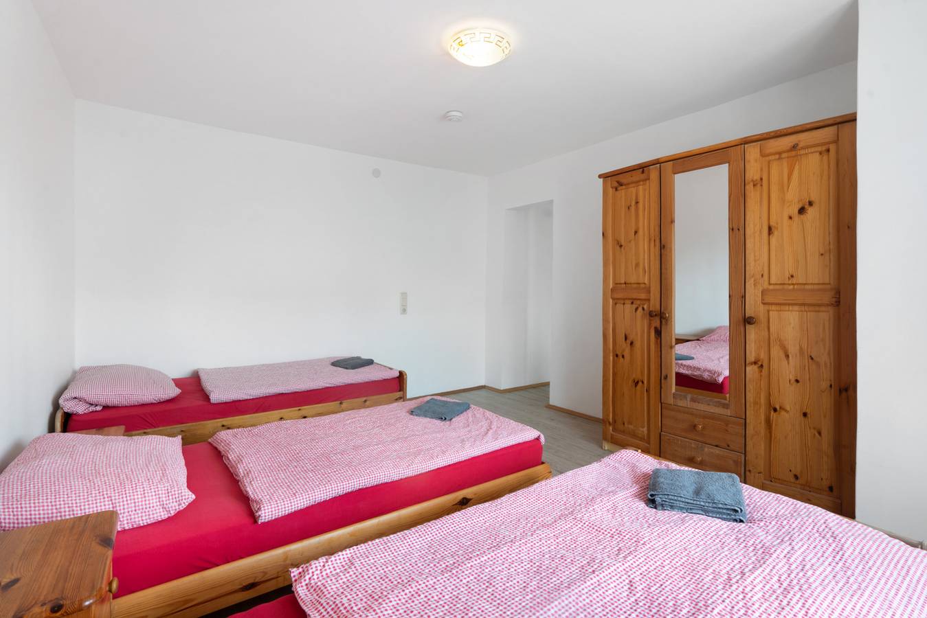 Knödelhof 'Habitación 1' para 4 personas con terraza compartida, balcón y Wlan in Putzbrunn, Alta Baviera