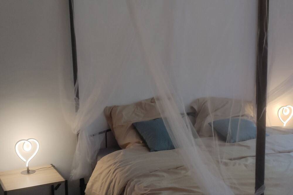 Entire apartment, Romantic escape in Avignon with jacuzzi in Avignon, Vaucluse