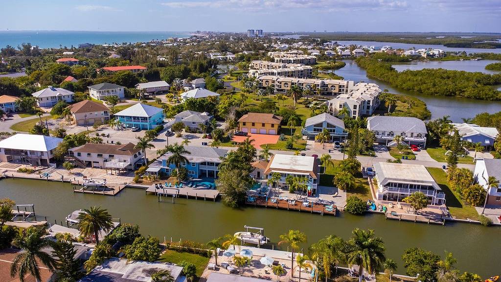 Island Getaway-on canal w/dock and heated pool/5 min walk to beach in Fort Myers Beach, Estero Island
