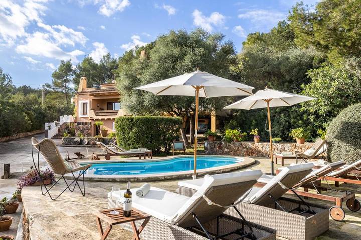 Casa de vacaciones para 13 personas, con jardín además de vistas y piscina - 1