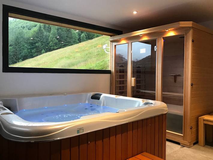 Gîte pour 15 personnes, avec Jacuzzi et Terrasse ainsi que Jardin et Sauna