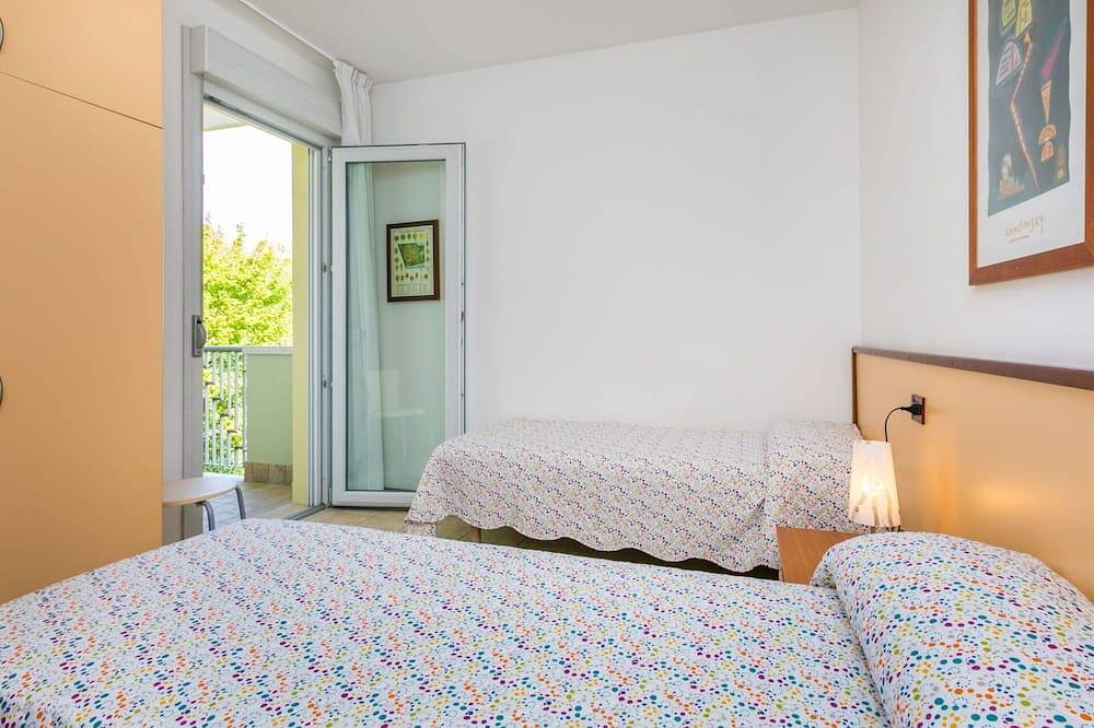 Entire apartment, Beautiful apartment for 7 guests with A/C, Wifi, Tv and terrace in Porto Santa Margherita, Caorle