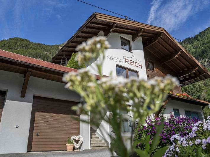 Ferienhaus für 9 Personen, mit Balkon und Terrasse sowie Ausblick in Längenfeld