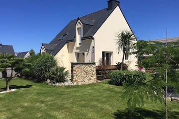 Location de vacances pour 9 personnes, avec terrasse et jardin à Ploumilliau