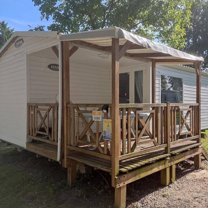 Chalet pour 5 personnes, avec vue et jardin ainsi que bassin pour enfant et piscine, animaux acceptés