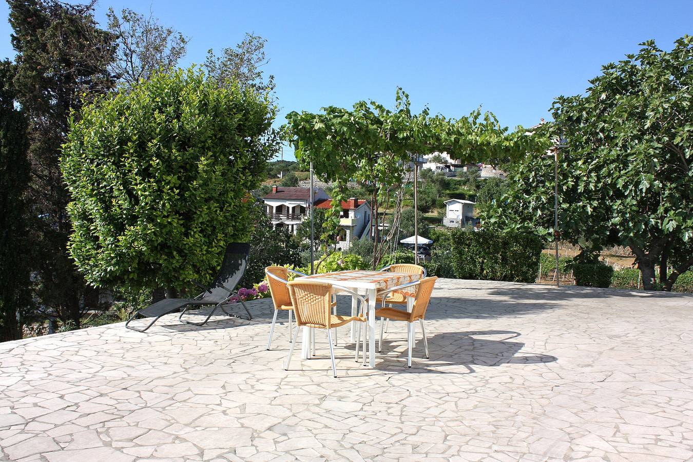 Ganze Wohnung, 2-Zimmer-Ferienwohnung mit Terrasse und Meerblick Kampor, Rab A-5058-a in Kampor, Rab