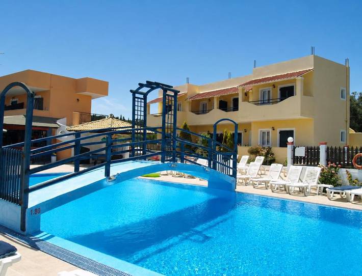 Appart’hôtel pour 2 personnes, avec Balcon et Terrasse ainsi que Jardin et Piscine