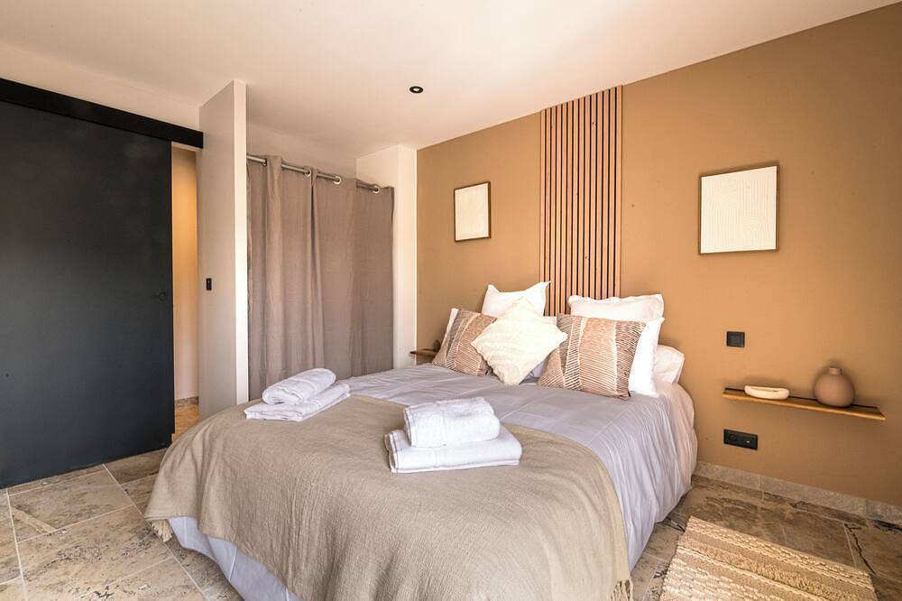 Villa with pool, outdoor bar and balinese bed in Cadenet, Parc naturel régional du Luberon
