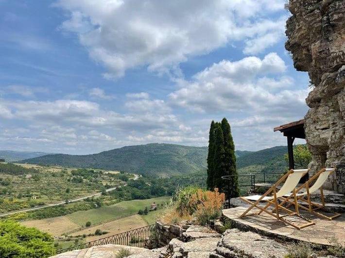 Location de vacances pour 9 personnes, avec terrasse et vue à Saint-Rome-de-Tarn