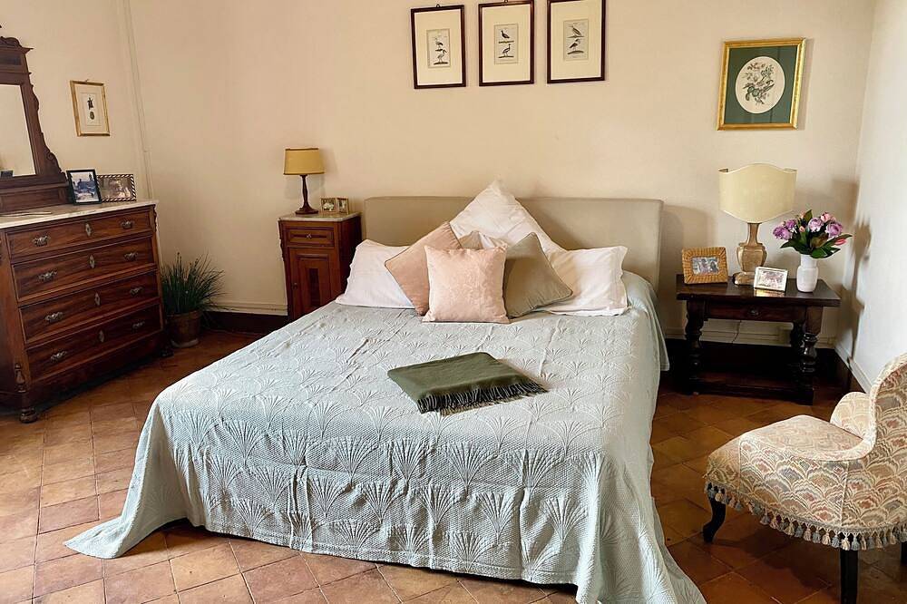 Spacious villa with stunning pool, luscious gardens in Siena, Siena Province