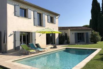 Gîte pour 6 personnes, avec jardin et terrasse à Mollégès
