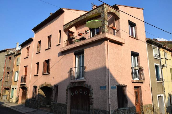 Location de vacances pour 8 personnes, avec Balcon ainsi que Terrasse et Vue à Estagel
