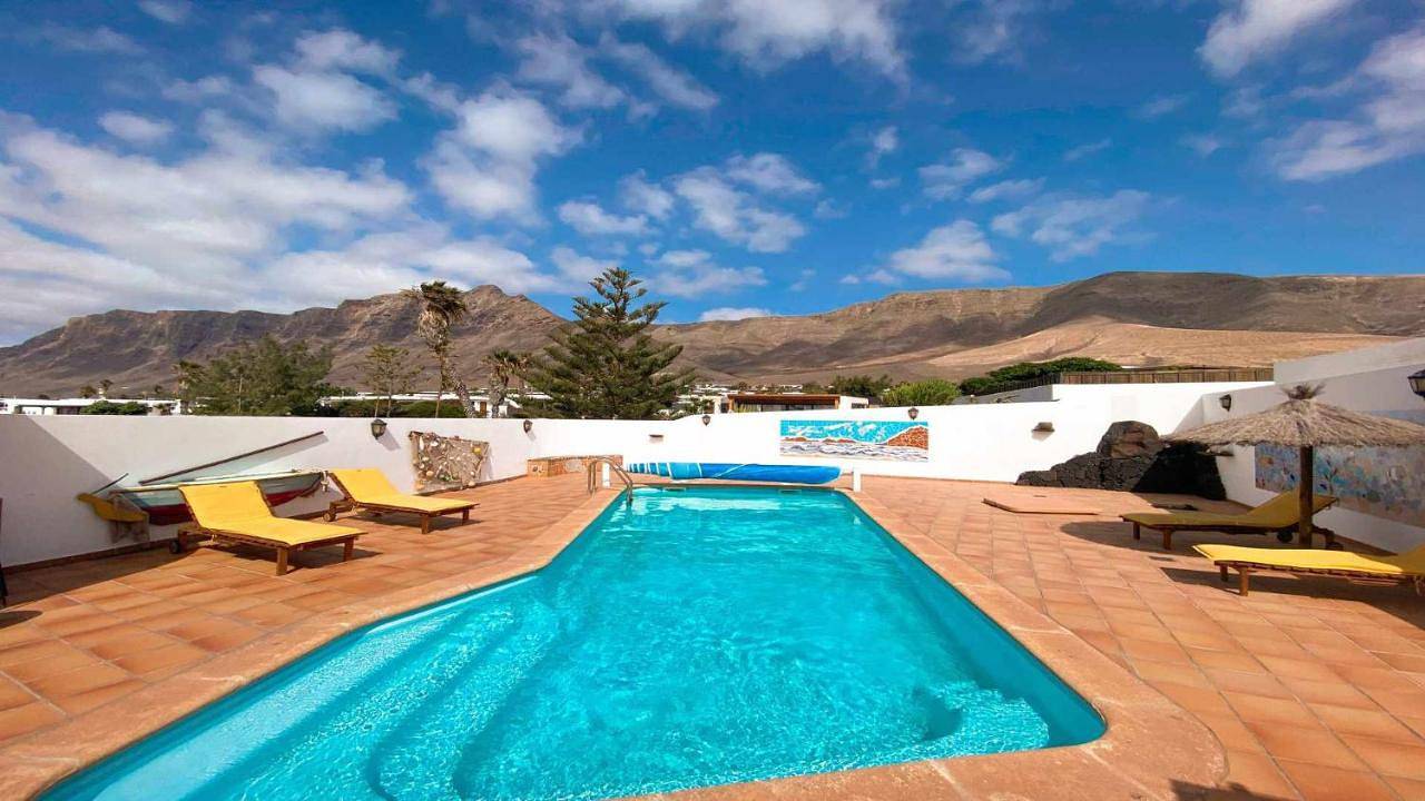 Bungalow Allende Famara con piscina privada y Ac in Playa Famara, Teguise