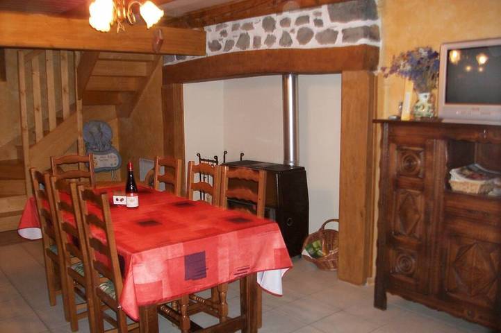 Gîte pour 6 personnes, avec Jardin et Piscine dans Velorail du Cezallier