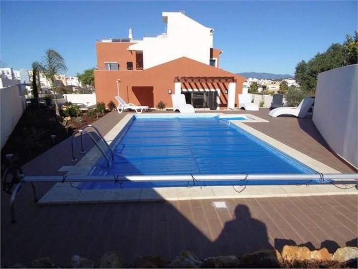 Ferienhaus für 8 Personen, mit Balkon und Terrasse sowie Garten und Pool in Portimão