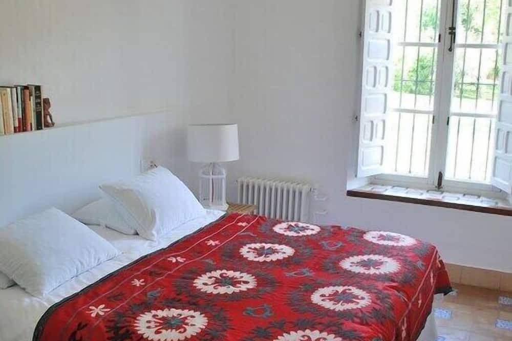 Casa de campo exclusiva. Amplio jardín y piscina. Cerca del pueblo. in Constantina, Sierra Morena