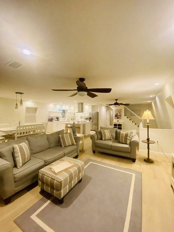 Vacation rental for 10 people, with yard and hot tub as well as balcony in Saint James City