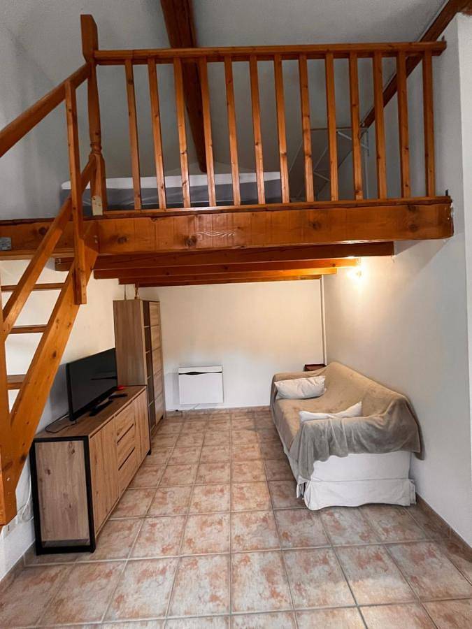 Appartement entier, One-Bedroom Apartment in Venelles, Région d'Aix-en-Provence