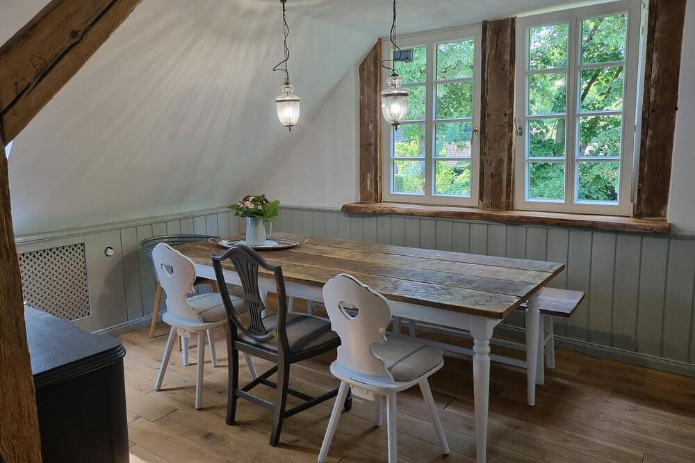Ganze Wohnung, Alte Schule Jarnsen Oberstübchen mit Balkon in Lachendorf, Landkreis Celle