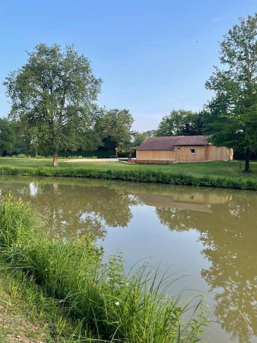 Location de vacances pour 6 personnes, avec Terrasse et Jardin ainsi que Vue et Vue sur le lac à Henrichemont