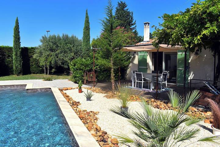 Location de vacances pour 6 personnes, avec jardin et terrasse à Estézargues