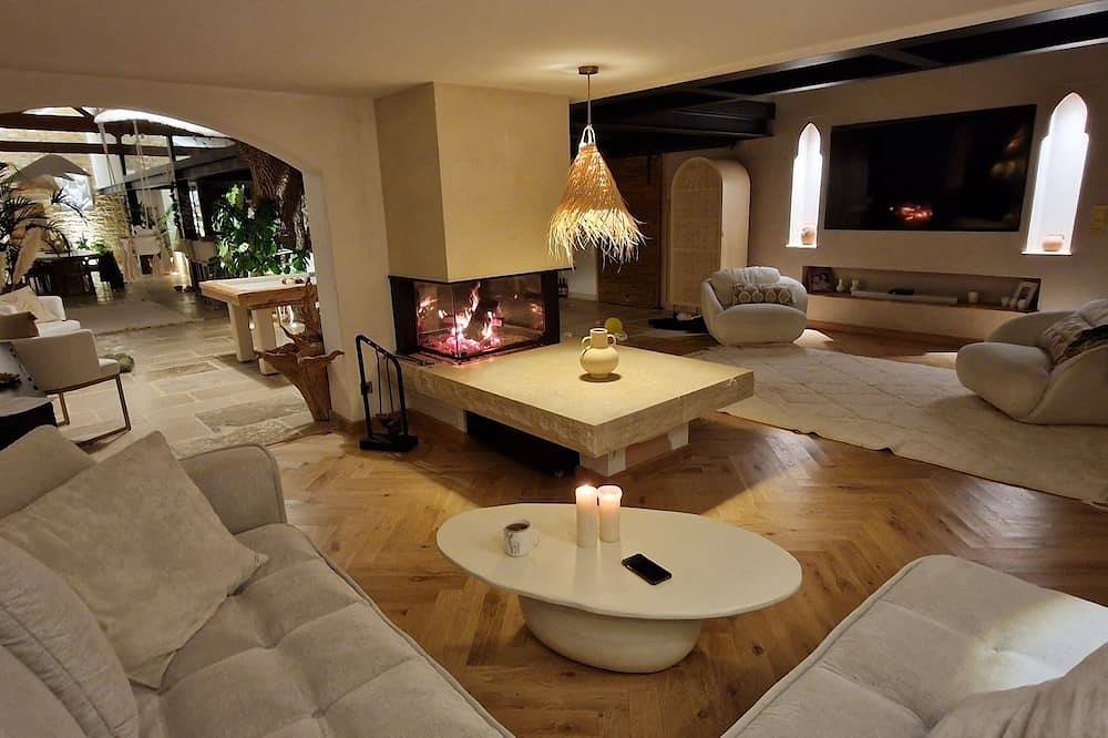 Villa d'exception avec vue imprenable, au cœur des pierres dorées ! in Charnay, Beaujolais