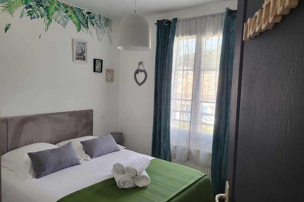 Peaceful house, 3 air-conditioned bedrooms upstairs, private pool, enclosed garden  in Montélimar, Región de Nyons