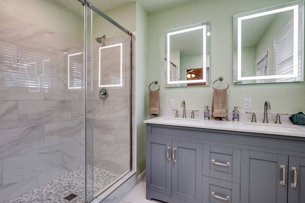 Zentral gelegenes 2200 Quadratmeter großes Haus auf großem Grundstück mit Privatsphäre und großen Pekannussbäumen in Arlington, Tarrant County