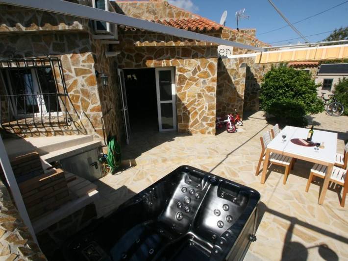 Chalet para 4 personas, con jardín además de piscina y jacuzzi, Se admiten mascotas - 1