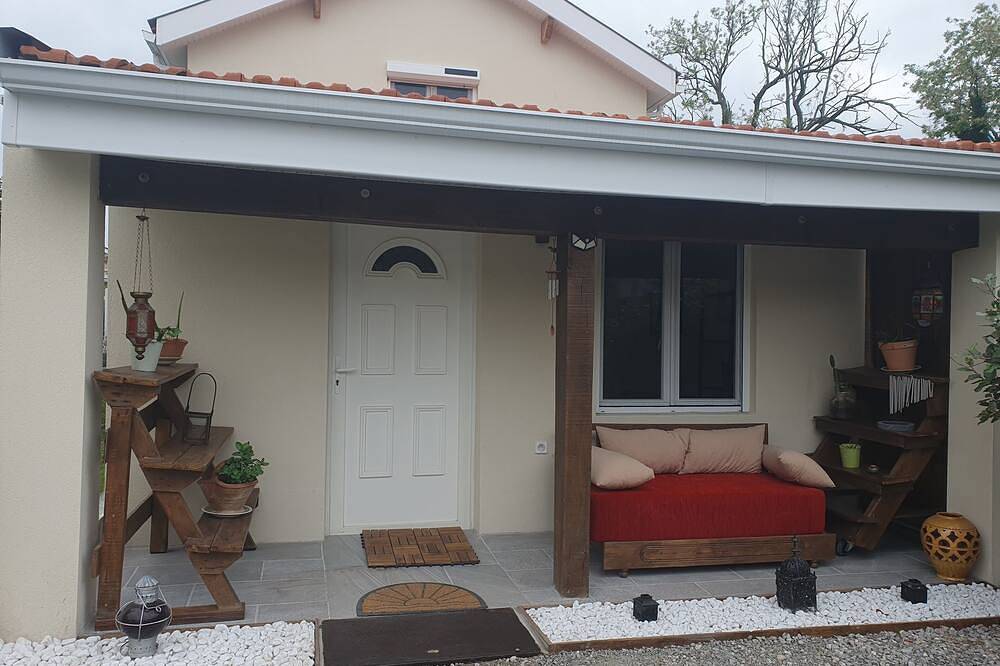 Maison indépendante de 51 m2 sur deux niveaux avec accès à une piscine partagée. in Beautiran, Région de Bordeaux