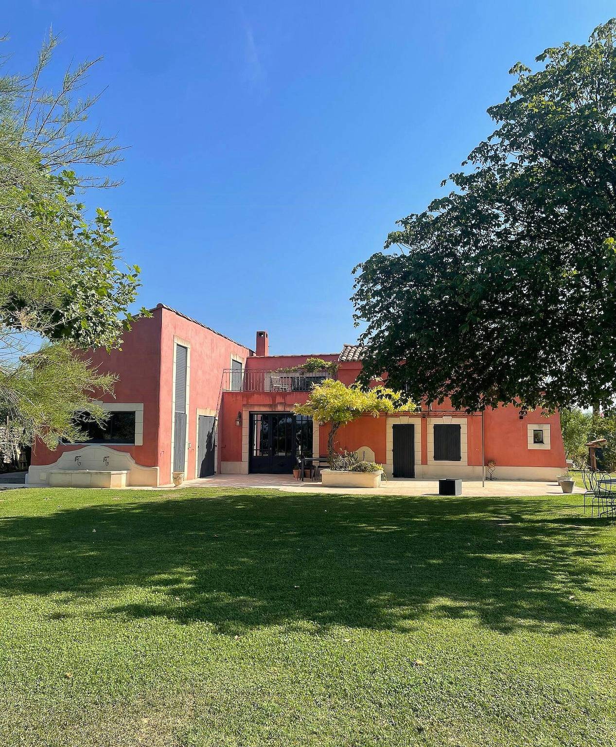 Villa avec piscine au cœur des vignes provençales in La Tour-d'Aigues, Parc naturel régional du Luberon
