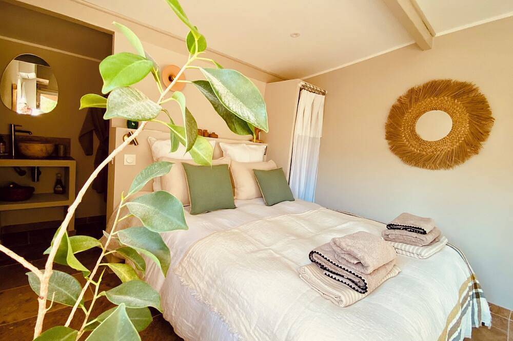 Cabanon Tihou private Nordic bath swimming pool in Le Beausset, Region de Toulon