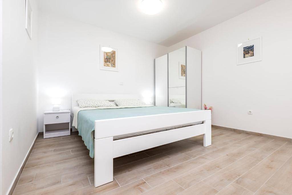 Ganze Wohnung, 1-Zimmer-Ferienwohnung mit Terrasse Veli Losinj, Losinj A-24542-a in Veli Losinj, Lošinj (Kvarner Bucht)