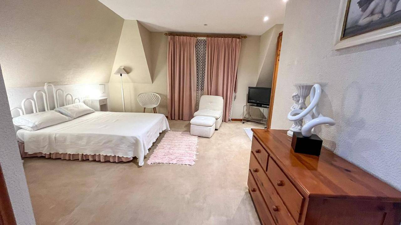 Chalet con piscina y 2000 m de jardín in Vigo, Costa de Galicia