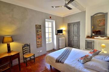 Chambre d’hôte pour 3 personnes, avec terrasse et piscine ainsi que vue et jardin à Sainte-Valière
