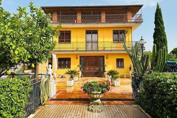 Location de vacances pour 8 personnes, avec jardin à Agnone Bagni