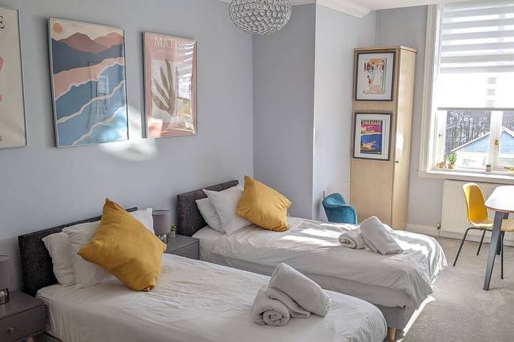 Ganze Wohnung, Meerblick & private Terrasse. Privater Parkplatz. Luxus 2-Zi. Wohnung. 5 Min. zum Strand in Boscombe, Bournemouth
