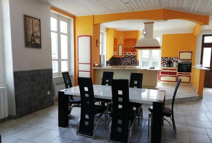 Gîte pour 7 personnes, avec vue et jardin à Marcollin