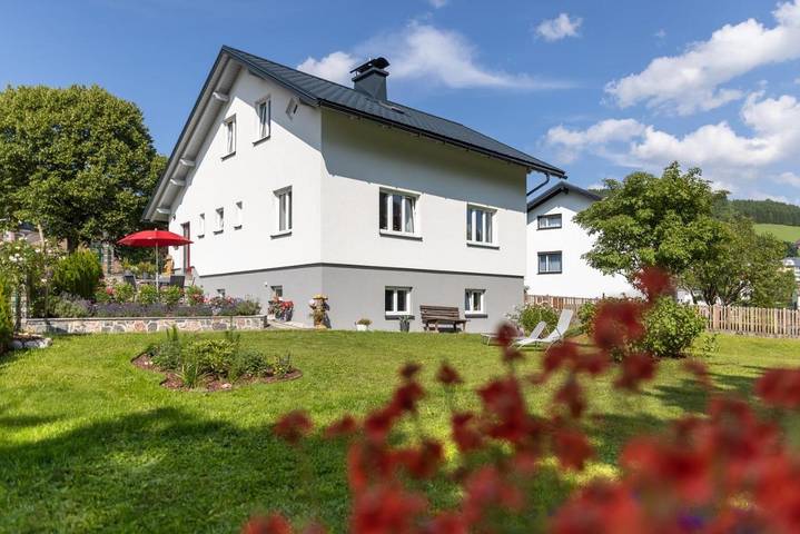 Ferienwohnung für 4 Personen, mit Balkon und Terrasse sowie Garten und Ausblick in Mariazell