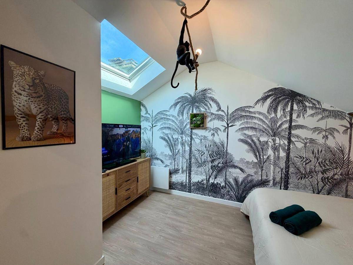Appartement entier, Le Jungle Loft, Lit King size, Baby-foot & Design in La Roche-sur-Yon, Vallée de la Loire
