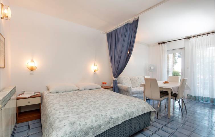 Apartamento vacacional entero, Apartamento con vistas y terraza, wifi y a 900 m de la playa de Valovine in Pula-Medulin, Pula