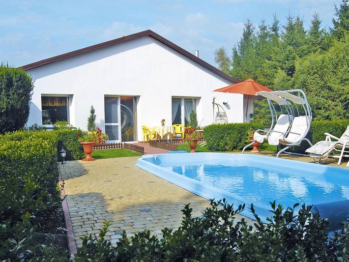 Feriehus for 15 personer, Jacuzzi og Terrasse i tillegg til Hage og Badebasseng i Polen