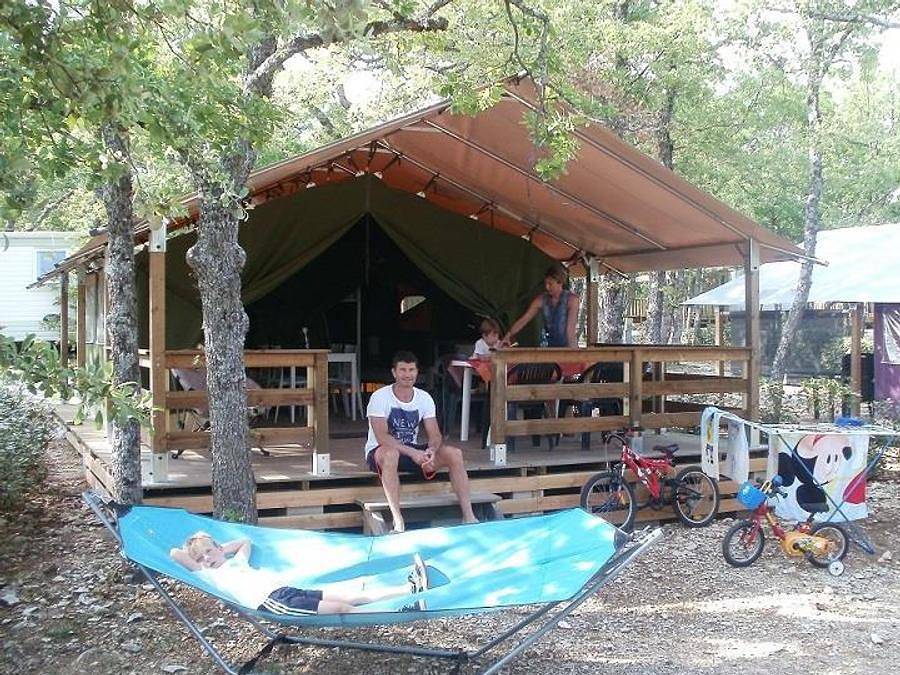 Flower Camping l'Epi Bleu - Tienda de lona y madera 5 personas - Freeflower Standard 37m² (2 dormitorios) - 10m² terraza incluida in Banon, Forcalquier region