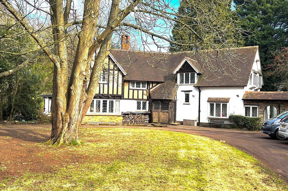  Just a short walk from the Historic Warwick  Castle with Pool and Hot Tub in Warwick, Warwickshire