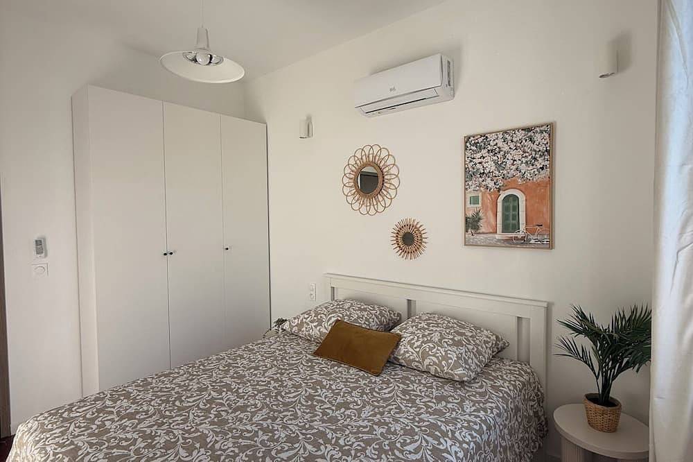 Entire apartment, Charming, bright T2, close to amenities in Aubagne, Marseille region