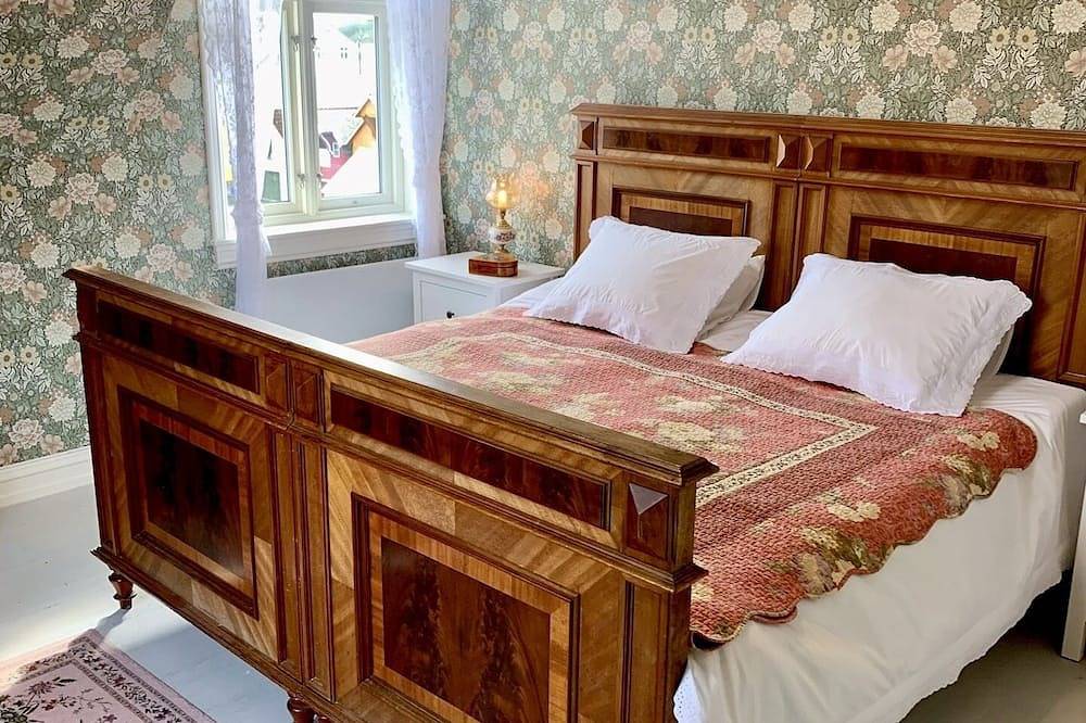 Beautiful historic Norwegian house in picturesque fishing village. in Sund