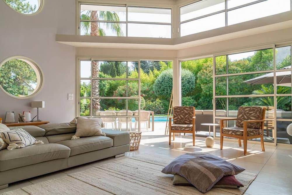 Family Villa with Pool, Garden & Walk to Village near Montpellier in Castelnau-le-Lez, Côte méditerranéenne (France)